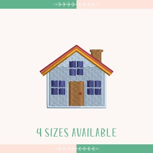 Op de afbeelding: Een blauw huis met een rood en geel dak, twee ramen, een bruine deur en een schoorsteen. De tekst "4 SIZES AVAILABLE" staat onder het huis.