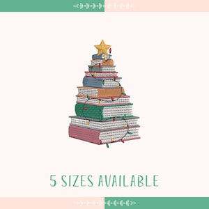 Op de afbeelding: Een kerstboom gemaakt van gestapelde boeken met een gouden ster bovenop en rode en witte lichten die om de boeken zijn gewikkeld.