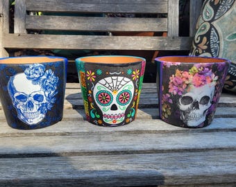 Maceta de barro con calavera floral pintada a mano