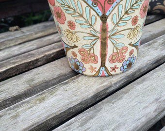 Maceta de barro con mariposas en decoupage, diseño floral pintado a mano
