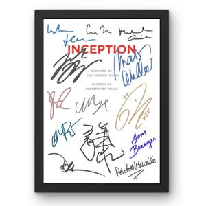 Könnte beinhalten: Gerahmter Druck mit dem Titel "Inception" in Rot, umgeben von mehreren Signaturen in verschiedenen Farben. Der Text "Regie: Christopher Nolan" und "Autor: Christopher Nolan" sind ebenfalls sichtbar.