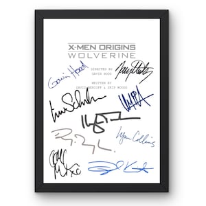 Op de afbeelding: Een ingelijste print met de titel "X-Men Origins: Wolverine" en meerdere handtekeningen in blauwe en zwarte inkt. De tekst bevat de namen van de regisseur en de schrijvers. De print staat tegen een witte achtergrond.