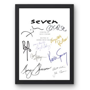 Puede incluir: Impresión enmarcada con el título de la película "Seven" en negro, con varias firmas en diferentes colores. También se ve el texto "Dirigida por David Fincher" y "Escrita por Andrew Kevin Walker". El marco es negro.