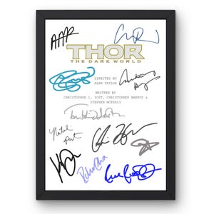 Può includere: Stampa incorniciata con il titolo "Thor: The Dark World" e molteplici firme. La stampa ha uno sfondo bianco con testo nero e firme in vari colori. La cornice è nera.