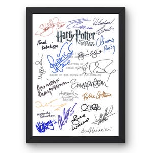 Può includere: Stampa incorniciata con il titolo "Harry Potter e il calice di fuoco" con numerose firme in vari colori. Le firme sono disposte attorno al titolo e ai crediti, creando un'opera d'arte unica e da collezione.