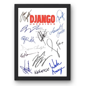 Puede incluir: Impresión enmarcada con el título de la película "Django Unchained" en rojo y las firmas del elenco y el equipo. Las firmas están en tinta azul y negra sobre un fondo blanco, dentro de un marco negro.
