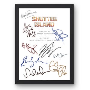 Puede incluir: Una taza de cerámica blanca con un asa negra y el texto "But First, Coffee" en un estilo manuscrito. La taza está sobre una superficie blanca. La taza mide aproximadamente 10 cm de alto.