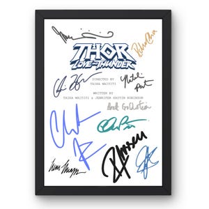 Può includere: Stampa incorniciata con il titolo del film "Thor: Love and Thunder" e firme. La stampa include i nomi del regista, Taika Waititi, e degli sceneggiatori, Taika Waititi e Jennifer Kaytin Robinson. Le firme sono in vari colori.