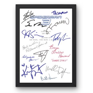 Puede incluir: Póster enmarcado de la película Spider-Man 3 con múltiples firmas en tinta azul y rosa. El título "Spider-Man 3" es visible en la parte superior. Las firmas están sobre un fondo blanco, en un marco negro.