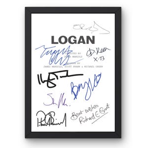 Op de afbeelding: Een set van drie keramische mokken met een gespikkelde, matte afwerking. Elke mok heeft een andere kleur: lichtblauw, crème en grijs. De mokken hebben een eenvoudig, modern ontwerp en een comfortabele handgreep.