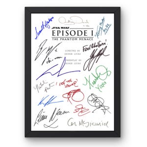 Könnte beinhalten: Gerahmtes Star Wars Episode I: Die dunkle Bedrohung Filmplakat mit mehreren Unterschriften. Der schwarze Rahmen umgibt einen weißen Hintergrund mit Filmtitel, Credits und verschiedenen farbigen Autogrammen. Ein Sammlerstück für Star Wars-Fans.