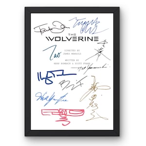 Op de afbeelding: Ingelijste print met de titel "The Wolverine" en meerdere handtekeningen in verschillende kleuren. De tekst bevat "Geregisseerd door James Mangold" en "Geschreven door Mark Bomback & Scott Frank". De handtekeningen zijn in zwart, blauw en bruin.