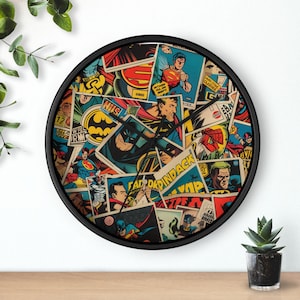 Pode incluir: Relógio de parede redondo com moldura preta. O mostrador do relógio é uma colagem de capas de banda desenhada vintage com super-heróis como Superman e Batman. O relógio tem ponteiros pretos e um ponteiro de segundos.