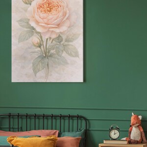 Pu&ograve; includere: Una stampa artistica da parete rettangolare che presenta una delicata illustrazione ad acquerello di una grande rosa color pesca pallido in piena fioritura, accompagnata da due boccioli pi&ugrave; piccoli e foglie verdi su uno sfondo chiaro, neutro e sfumato.