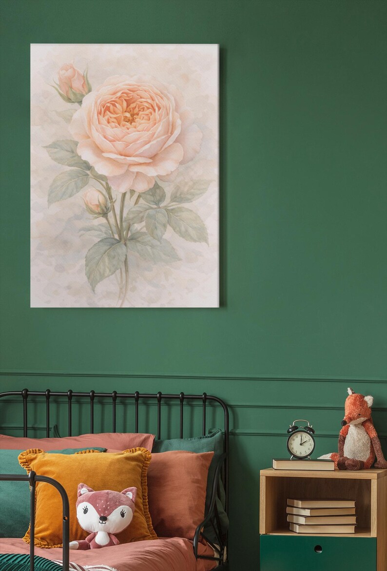 Pu&ograve; includere: Una stampa artistica da parete rettangolare che presenta una delicata illustrazione ad acquerello di una grande rosa color pesca pallido in piena fioritura, accompagnata da due boccioli pi&ugrave; piccoli e foglie verdi su uno sfondo chiaro, neutro e sfumato.