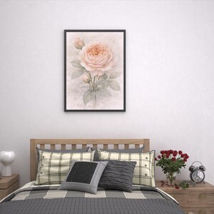 Pu&ograve; includere: Una stampa artistica da parete incorniciata che presenta un'illustrazione dettagliata di una rosa color pesca tenue in piena fioritura con due boccioli pi&ugrave; piccoli e foglie verdi, su uno sfondo tenue e strutturato in una cornice nera.