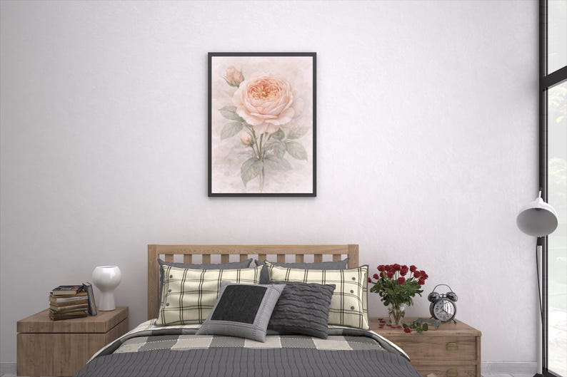 Pu&ograve; includere: Una stampa artistica da parete incorniciata che presenta un'illustrazione dettagliata di una rosa color pesca tenue in piena fioritura con due boccioli pi&ugrave; piccoli e foglie verdi, su uno sfondo tenue e strutturato in una cornice nera.