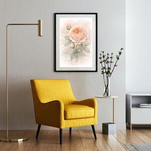 Pu&ograve; includere: Una stampa artistica da parete incorniciata che presenta un'illustrazione botanica dettagliata di una rosa color pesca pallido con foglie e boccioli verdi, esposta in una cornice nera. L'opera mostra un lavoro di linea intricato e ombre morbide.