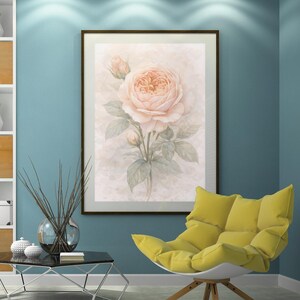 Pu&ograve; includere: Una stampa artistica da parete incorniciata che presenta una delicata illustrazione ad acquerello di una grande rosa color pesca pallido in piena fioritura, accompagnata da due boccioli pi&ugrave; piccoli e foglie verdi su uno sfondo chiaro e strutturato.