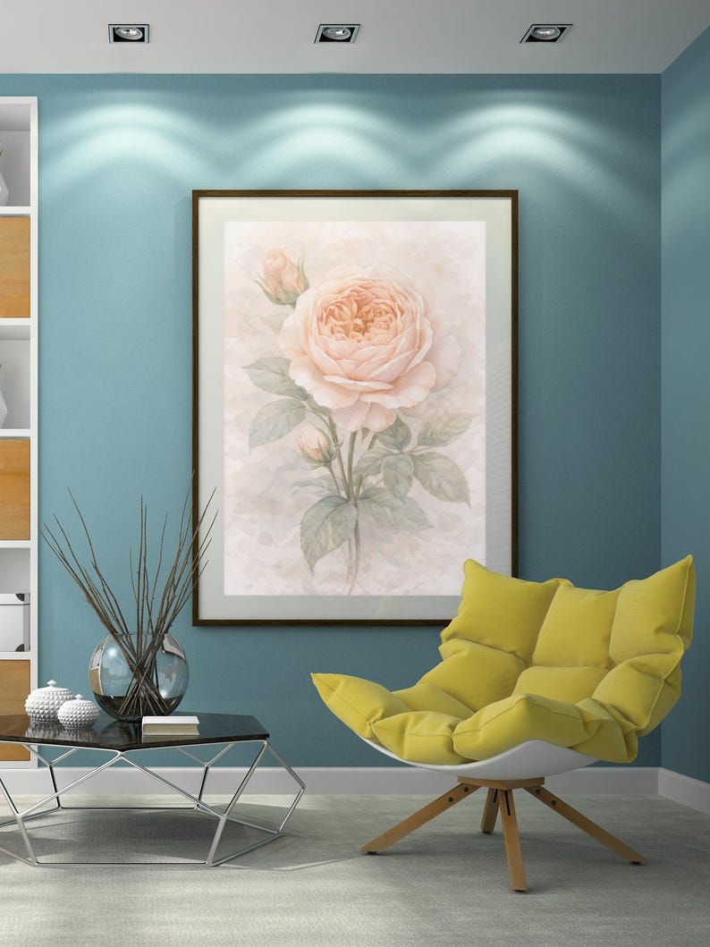 Pu&ograve; includere: Una stampa artistica da parete incorniciata che presenta una delicata illustrazione ad acquerello di una grande rosa color pesca pallido in piena fioritura, accompagnata da due boccioli pi&ugrave; piccoli e foglie verdi su uno sfondo chiaro e strutturato.