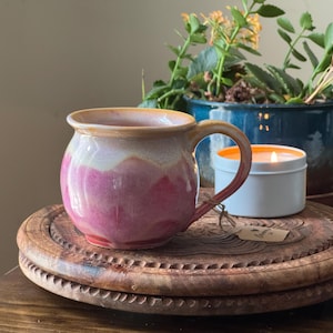 Handgefertigter Keramikbecher – Rosa Sonnenuntergangs-Hexen-Kaffeebecher, gedrehtes Porzellan, kunstvoller Becher