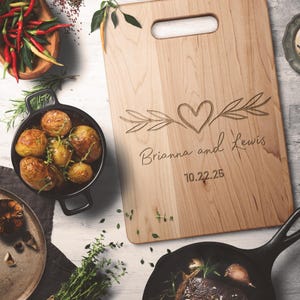 Personalisiertes Ahorn-Schneidebrett mit den Namen des Paares und dem Hochzeitsdatum Individuell graviertes Charcuterie-Brett, romantisches Geschenk Ahorn-Schneidebrett