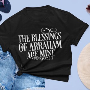 Puede incluir: Camiseta negra con texto blanco que dice "The blessings of Abraham are mine - Genesis 12:2-3".