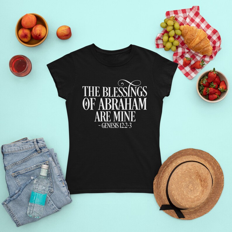 Puede incluir: Camiseta negra con texto blanco que dice "The Blessings of Abraham Are Mine - Genesis 12:2-3".