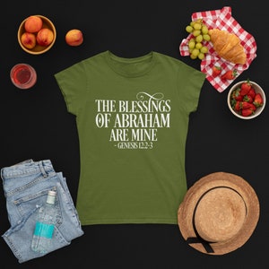 Puede incluir: Una camiseta verde de manga corta con texto blanco que dice "The blessings of Abraham are mine - Genesis 12:2-3".