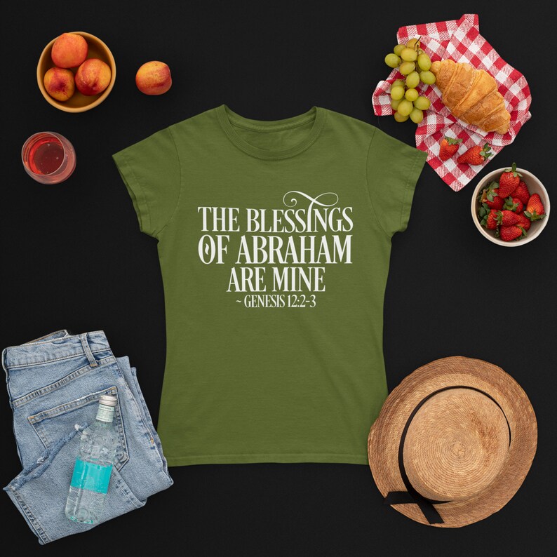 Puede incluir: Una camiseta verde de manga corta con texto blanco que dice "The blessings of Abraham are mine - Genesis 12:2-3".