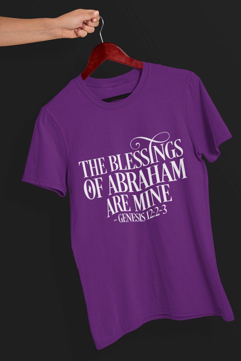 Puede incluir: Camiseta morada con texto blanco que dice "The Blessings of Abraham are Mine - Genesis 12:2-3"