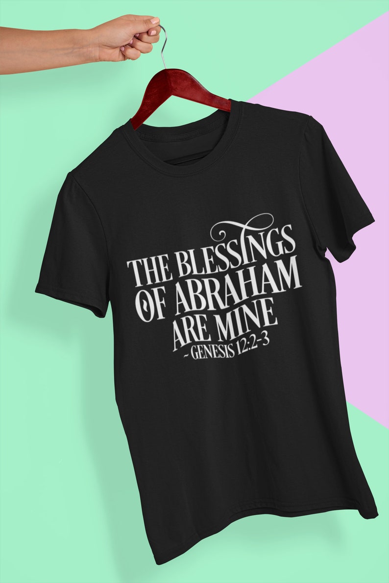 Puede incluir: Camiseta negra con texto blanco que dice "The Blessings of Abraham are Mine - Genesis 12:2-3".