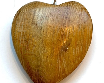 Wisiorek w kształcie serca iroko ze srebrnym łańcuszkiem wężowym