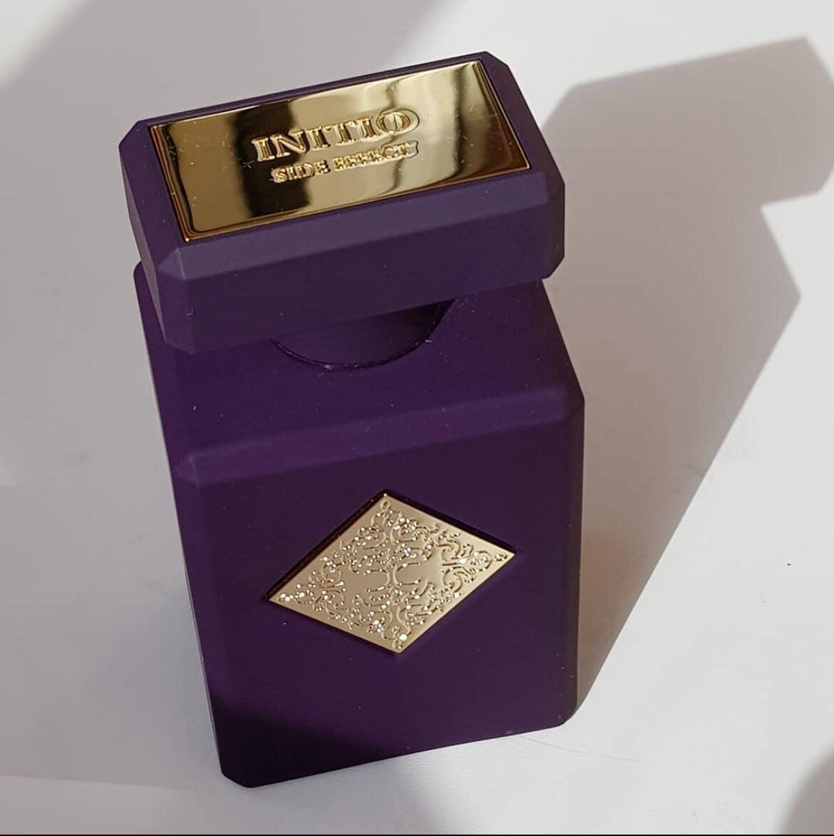 Initio side effect. Atomic rose initio parfums prives. Initio side effect духи. Side effect initio parfums prives коробка. Инитио парфюм рехаб парфюм.