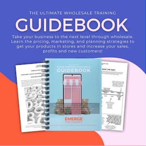 Puede incluir: Una guía de color rosa y azul titulada "Scale Through Wholesale Guidebook" con una encuadernación en espiral blanca. La portada presenta una ilustración de dibujos animados de un teléfono inteligente con un escaparate en la pantalla. La guía está abierta en una página con una tabla titulada "Basic Line Sheet".