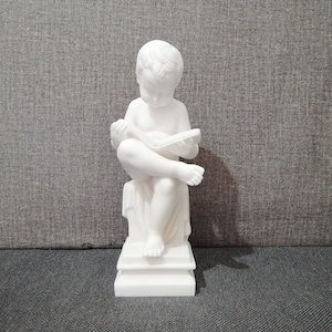 Sculpture grecque faite main de petit enfant qui lit un livre, 17 cm - 6,69 po., Albâtre blanc moulé pour la maison et le bureau Livraison gratuite - Numéro de suivi gratuit