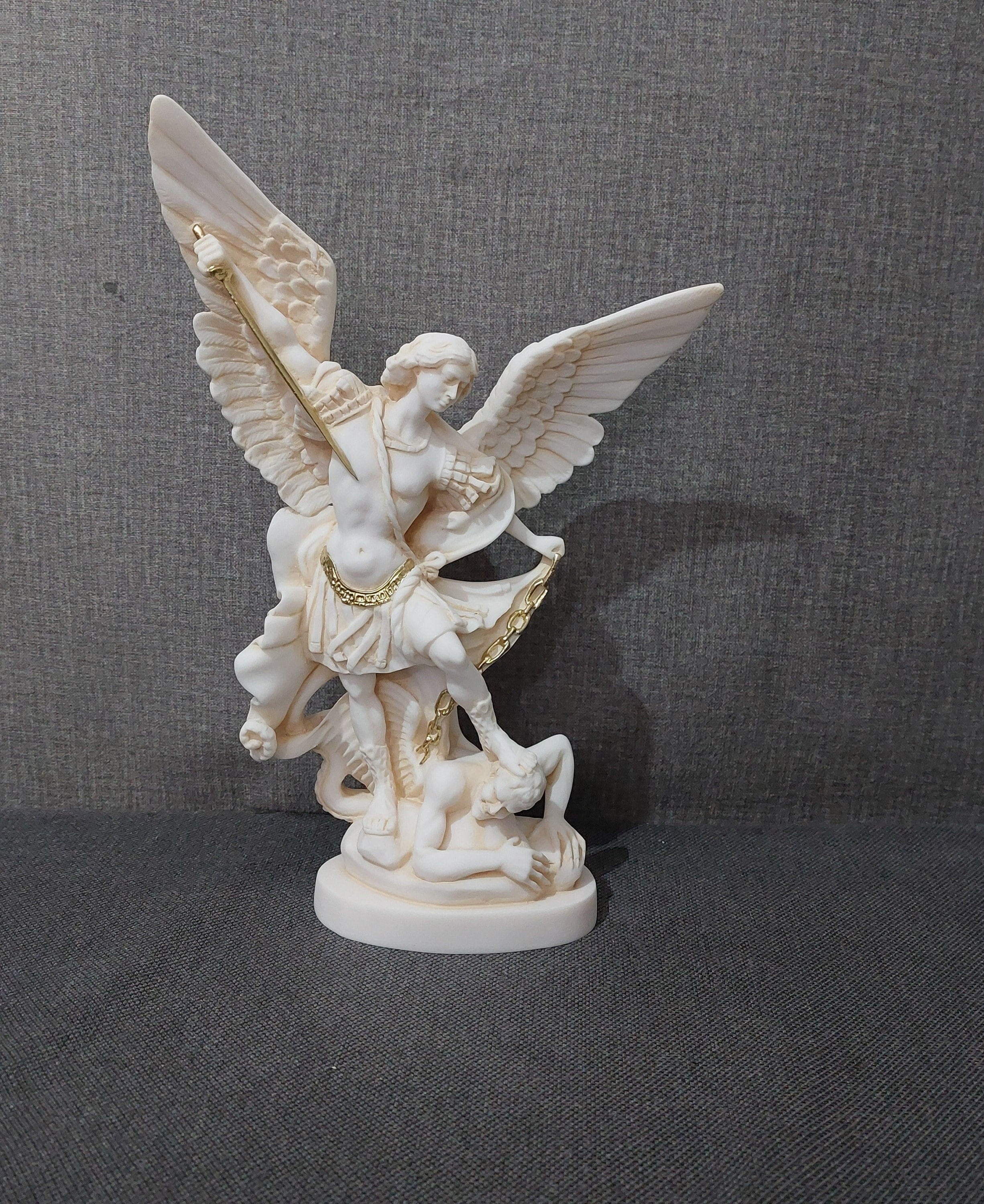手作りの大天使ミカエル像：白大理石と鋳造アラバスター（27.7 cm