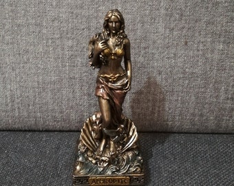 Estatua de Afrodita: Escultura de alabastro de la diosa griega Venus