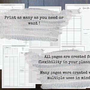 K&ouml;nnte beinhalten: Eine Sammlung von druckbaren Planerseiten in einem Grau-Wei&szlig;-Farbschema. Die Seiten umfassen eine Vielzahl von Layouts zum Verfolgen von Ausgaben, Einnahmen und anderen Aufgaben. Der Text "Drucken Sie so viele, wie Sie brauchen oder m&ouml;chten!" ist auf dem Bild geschrieben. Der Text "Alle Seiten wurden f&uuml;r Flexibilit&auml;t in Ihrer Planung erstellt. Viele Seiten wurden mit mehreren Verwendungszwecken im Sinn erstellt" ist ebenfalls auf dem Bild geschrieben.