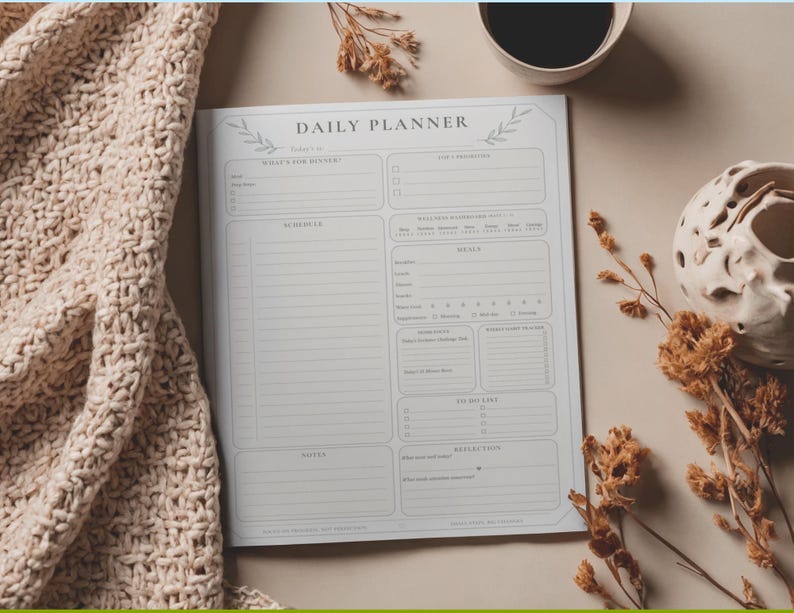 Puede incluir: Una p&aacute;gina de planificador diario con fondo gris claro y texto gris oscuro. El dise&ntilde;o incluye secciones para horario, lista de tareas, prioridades, bienestar, comidas y reflexi&oacute;n. El encabezado dice Daily Planner con ilustraciones de hojas.