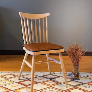 Silla de comedor de madera con acabado y asiento personalizados - Windsor Back Farmhouse Silla de comedor Silla bistró Silla personalizada Silla de comedor de cuero