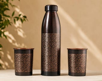 Juego de botellas de cobre negro CopperAuraCrafts con 2 tazas / Regalo de vajilla ayurvédica de diseño