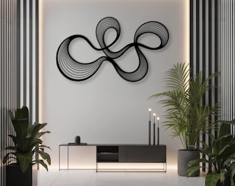Könnte beinhalten: Ein schwarzes Metall-Wandkunstwerk mit einem fließenden, abstrakten Design. Das Kunstwerk ist an einer weißen Wand angebracht, über einem modernen schwarz-weißen Schrank. Der Raum ist mit Topfpflanzen dekoriert und hat eine minimalistische Ästhetik.