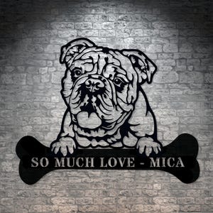 Cadeau personnalisé pour plaque en métal représentant un bouledogue anglais. Cadeau personnalisable de décoration murale pour propriétaire de chien. Enseigne de jardin de portrait de bouledogue. Plaque nominative pour niche