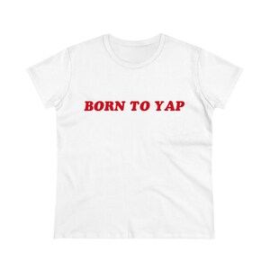 Born To Yap babytröja, Y2K babytröja, Y2K figurnära tröja, trendig Y2K-topp, Y2K-kläder, rolig tröja, ohämmade tröjor, Weirdcore, offensiv t-shirt bild 2