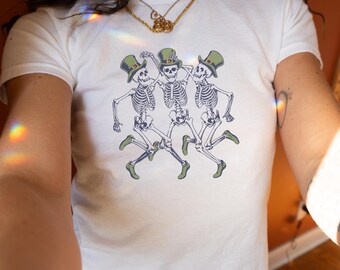 Camiseta infantil con esqueletos irlandeses, camiseta infantil Y2K, camiseta infantil del Día de San Patricio, divertida camiseta del Día de San Patricio, bésame, soy irlandés, Día de San Patricio