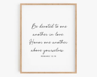 Romanos 12:10, Dedíquense el uno al otro en el amor Arte de pared imprimible, Grabado bíblico, Arte de pared de matrimonio, Regalo del 1er aniversario para pareja