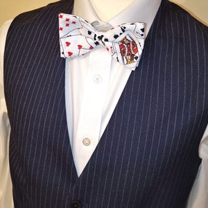 Papillon bianco con stampa di carte da gioco Poker