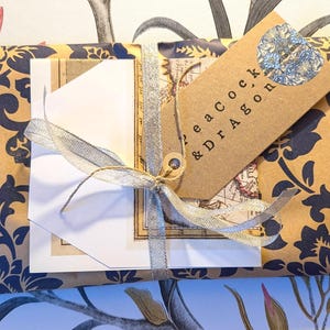 Carta ecologica e nastro di raso per confezioni regalo da questo articolo del negozio acquista