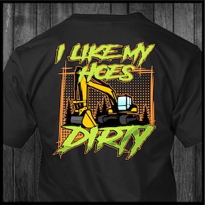 Könnte beinhalten: Schwarzes T-Shirt mit einer grünen und gelben Grafik eines Baggers mit dem Text "I LIKE MY HOES DIRTY".